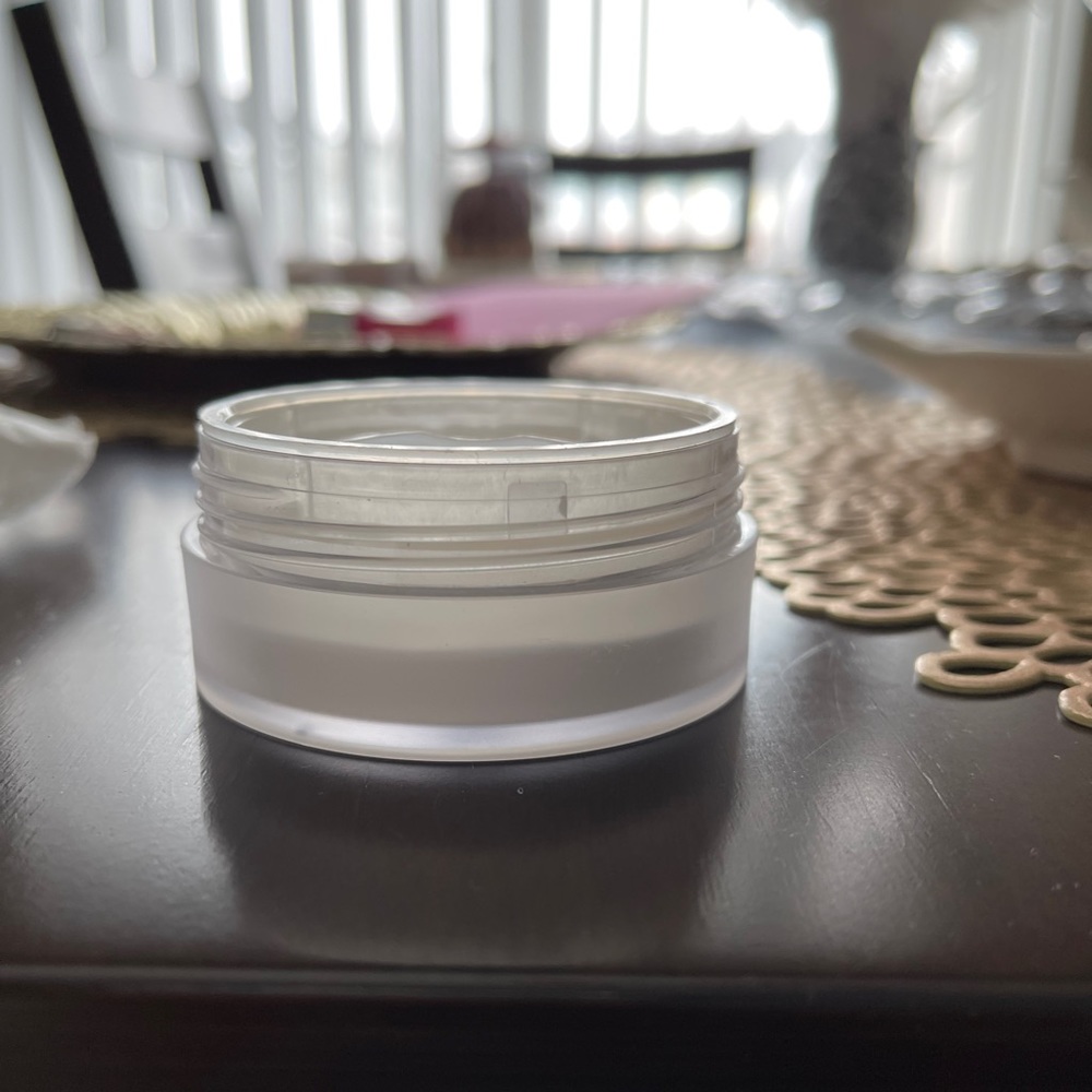 Laura Mercier - Invisible Loose Setting Powder - Picture 3 of 5